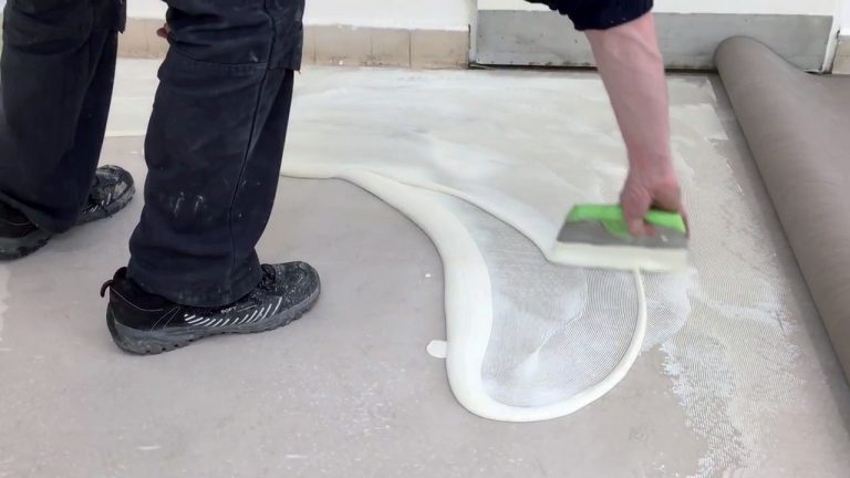 MUREXIN lepidlo na podlahové krytiny Lepenie a zváranie PVC podlahy (Pracovný postup) Rozotrenie lepidla materiály pre podlahy shopaquatica.com